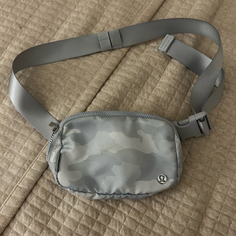 lululemon gray and white camo belt bag